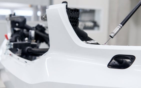 생산 중인 자동차의 흰색 프레임에 가까운 뾰족한 자동차 검사 장치