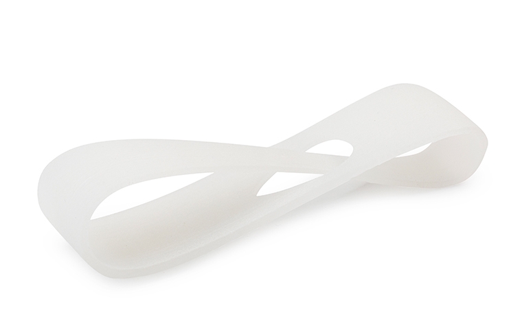 Eine weiße 3D-gedruckte Schlaufe aus Polypropylen, hergestellt im Lasersinterverfahren, mit normaler Oberfläche.