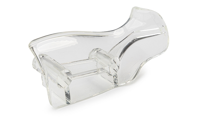 Une poignée transparente réalisée avec des polyuréthanes de type ABS par moulage sous vide, avec une finition transparente esthétique.