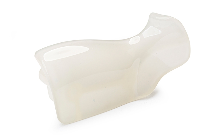 Un manche blanc nacré réalisé avec des polyuréthanes de type ABS par moulage sous vide, avec une finition naturelle.