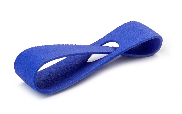 Une boucle bleue imprimée en 3D, réalisée en PA 12 par frittage laser, avec une finition teintée dans la masse.