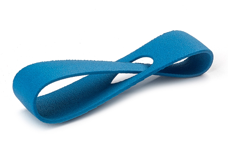 Une boucle bleu pétrole imprimée en 3D à partir de PA 12 par frittage laser, avec une finition teintée dans la masse.
