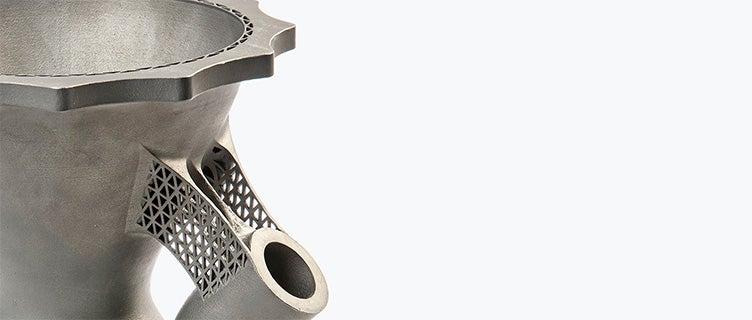 Vue en gros plan du sommet d'une volute imprimée en 3D à la base du moteur de fusée à carburant liquide Firebolt DLX-150