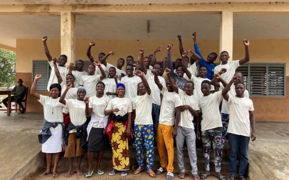 Groupe d'étudiants souriant à l'extérieur pendant l'école d'été du Bénin