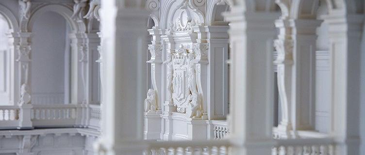 Vue de près montrant des détails complexes de l'intérieur d'un modèle de la mairie d'Anvers
