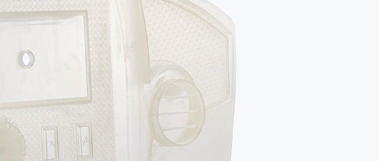 Nahaufnahme einer transparenten, 3D-gedruckten Abdeckung für das Armaturenbrett eines Autos.