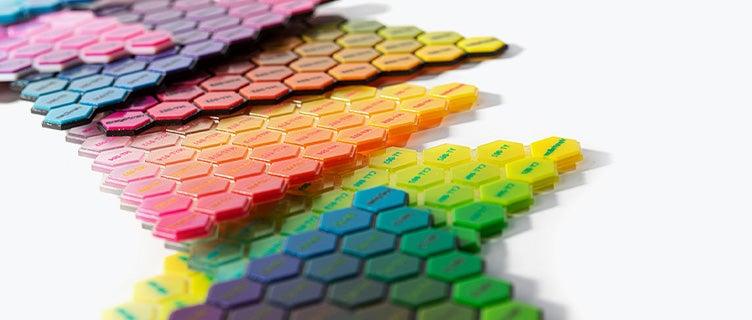 Échantillons de couleurs pour le matériau Vero posés les uns sur les autres en rang