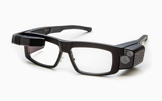 Schwarze intelligente Sicherheitsbrille von Iristick auf weißem Hintergrund.