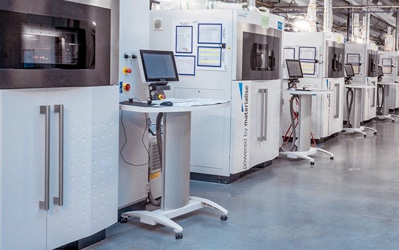 Reihe von EOS Lasersintern 3D-Druckern in einer Materialise-Produktionsanlage