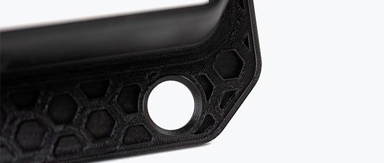 Ein schwarzer 3D-gedruckter Luftkanalrahmen aus PC-ABS mittels Fused Deposition Modeling.