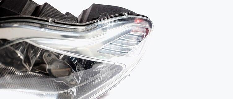 Vue rapprochée d'un prototype de phare de voiture imprimé en TuskXC2700W au moyen de la stéréolithographie