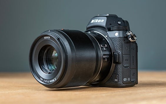 Quatre personnes sourient ensemble, le médecin, l'anesthésiste, le patient et sa femme. Le patient tient un modèle 3D de son anatomie.