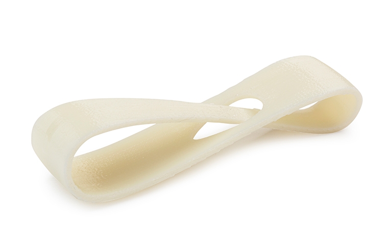 Un bucle opaco e incoloro impreso en 3D, fabricado en ABS-M30 mediante modelado por deposición fundida, tratado con sellante.