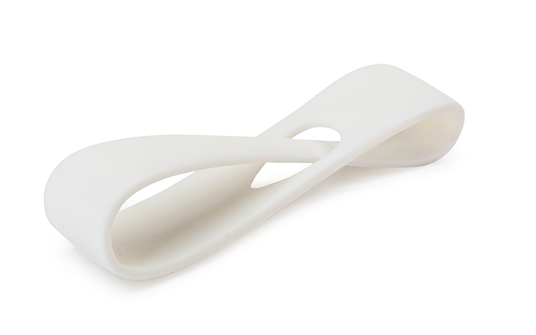 Un bucle blanco opaco impreso en 3D hecho de vero usando PolyJet, con un acabado básico.