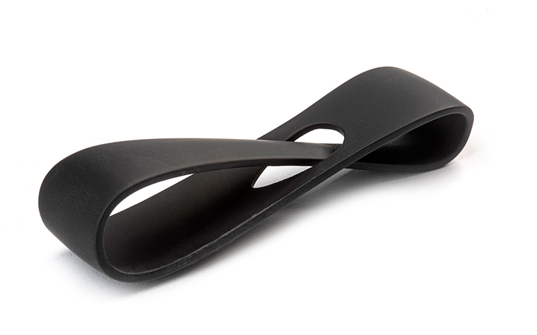 Un anello nero stampato in 3D, rifinito con primer e vernice soft-touch.