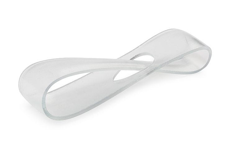 Une boucle transparente légèrement nuageuse imprimée en 3D, réalisée avec TuskXC2700T par stéréolithographie, avec une finition de base.