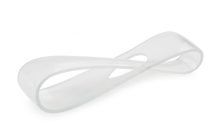 Un anello trasparente leggermente nuvoloso stampato in 3D con TuskXC2700T utilizzando la stereolitografia, rifinito rimuovendo tutti i segni di supporto.