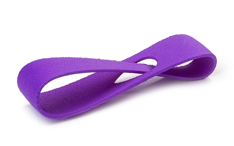 Un bucle púrpura impreso en 3D hecho de PA 12 mediante sinterización láser, con un acabado teñido de color.