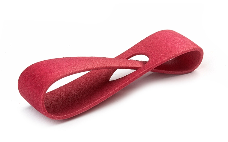 Un bucle impreso en 3D de color rojo burdeos intenso fabricado con PA 12 mediante sinterización láser, con un acabado suave y teñido.