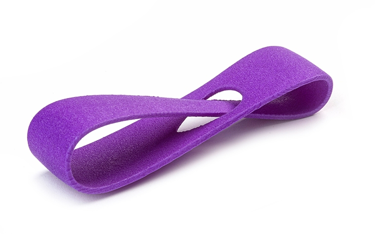 Un bucle púrpura impreso en 3D fabricado con PA 12 mediante sinterización láser, con un acabado suave y teñido de color.
