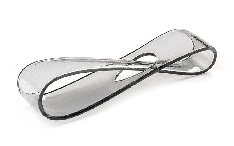 Une boucle infinie translucide noire imprimée en 3D, fabriquée en TuskXC2700T avec une finition technique transparente + couleur.