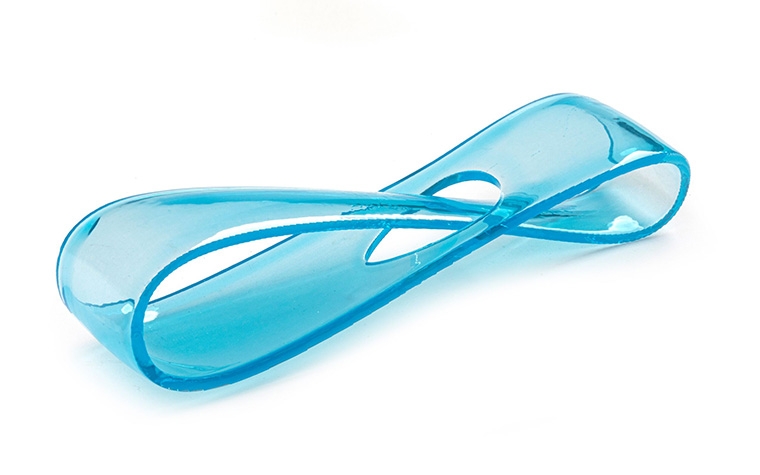 Une boucle infinie translucide bleue imprimée en 3D, fabriquée en TuskXC2700T avec une finition technique transparente + couleur.