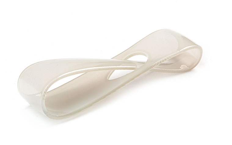 Boucle infinie translucide grise imprimée en 3D, fabriquée en TuskXC2700T avec une finition technique transparente + couleur.