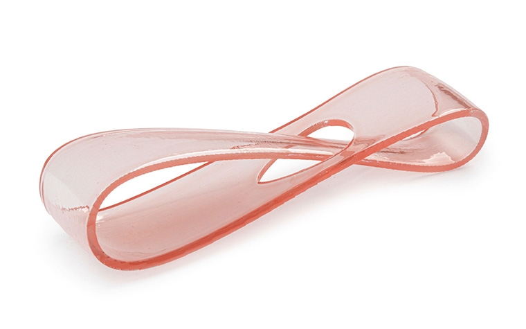 Une boucle infinie rouge imprimée en 3D, réalisée en TuskXC2700T avec une finition technique transparente + couleur.