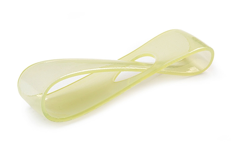 Une boucle infinie translucide jaune imprimée en 3D, fabriquée en TuskXC2700T avec une finition technique transparente + couleur.